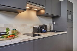 Fridge, microwave, stovetop, dishwasher