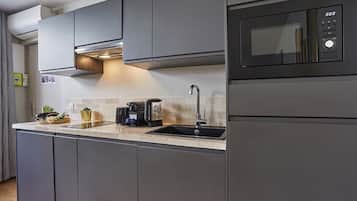 Réfrigérateur, micro-ondes, plaque de cuisson, lave-vaisselle