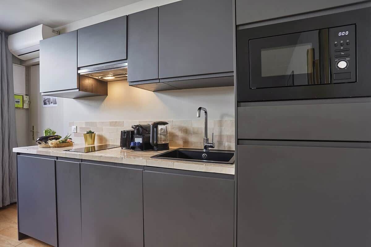 Køleskab, mikrobølgeovn, kogeplade, opvaskemaskine