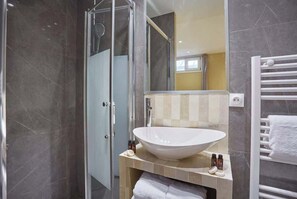 Dusj, hårføner, håndklær og såpe