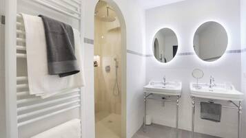 Dusche, Haartrockner, Handtücher, Seife