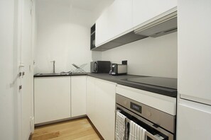 Kühlschrank, Mikrowelle, Herdplatte, Geschirrspüler