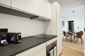 Kühlschrank, Mikrowelle, Herdplatte, Geschirrspüler
