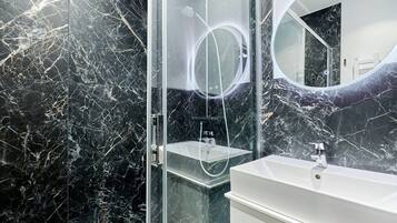 Bruser, hårtørrer, håndklæder, Sæbe