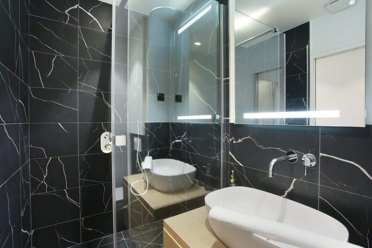 Ducha, secador de pelo, toallas, shampoo