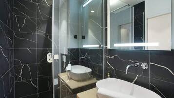 Ducha, secador de pelo, toallas, shampoo