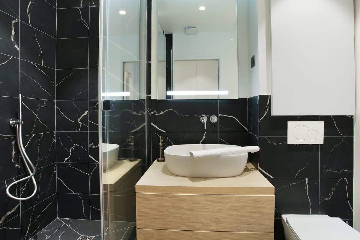 Dusche, Haartrockner, Handtücher, Shampoo