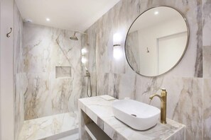 Douche, sèche-cheveux, serviettes fournies, savon