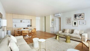A modern living space with a kitchen, dining area, and seating area. - Luxurious and new apartment in the center of Paris (Paris)