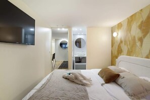2 bedrooms, iron/ironing board, travel cot, free WiFi
