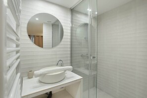 Regadera, secadora de cabello, toallas, jabón 