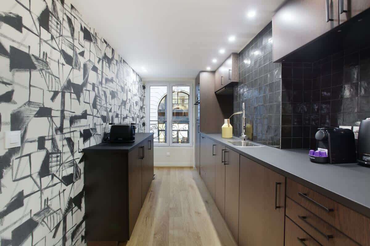 Frigorífico, microondas, placa de cocina y lavavajillas