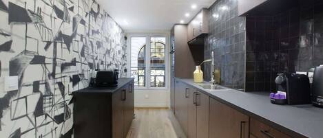 Køleskab, mikrobølgeovn, kogeplade, opvaskemaskine