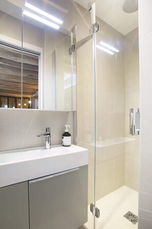 Shower, hair dryer, towels, shampoo