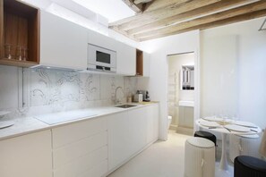 Een koelkast, een microgolfoven, een kookplaat, een vaatwasser