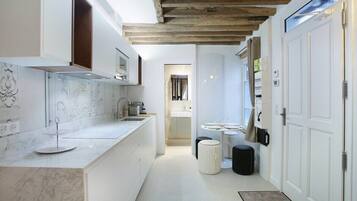 Kjøleskap, mikrobølgeovn, kokeplater og oppvaskmaskin