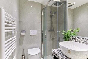 Dusche, Haartrockner, Handtücher, Seife