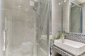 Douche, séchoir à cheveux, serviettes fournies, savon