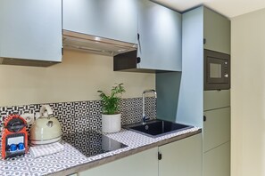 Frigorífico, microondas, placa de cocina y cafetera o tetera