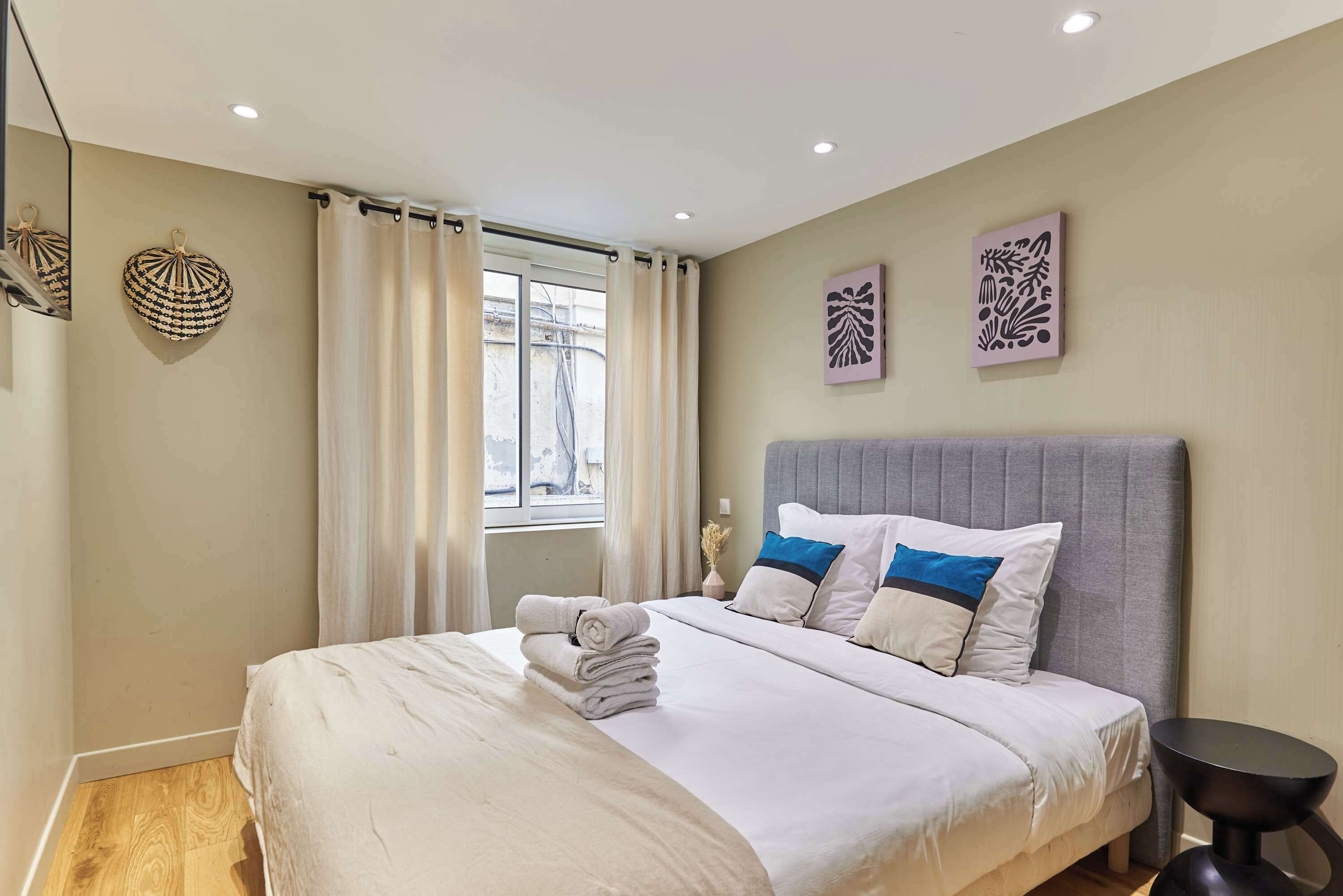 2 室のベッドルーム、アイロン / アイロン台、WiFi (無料)、ベッドシーツ