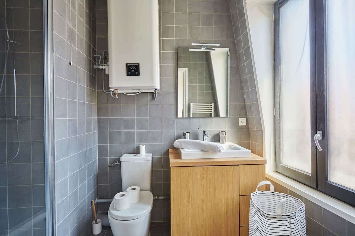 Un baño moderno con ducha, inodoro y lavamanos.