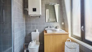 A modern bathroom with a shower, toilet, and sink. - Apartment Boulogne facing the "Passage" (Boulogne-Billancourt)