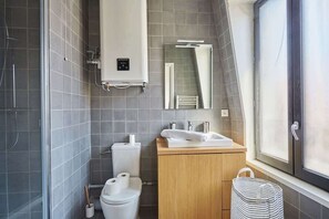 Douche, sèche-cheveux, serviettes fournies