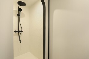 Shower, hair dryer, towels - Sublim and new appartement Saint Germain des Prés (Paris)