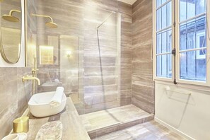 Unclassified image, 4 of 22, button