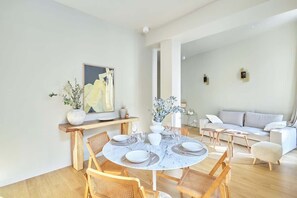 Unclassified image, 4 of 22, button