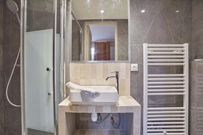 Shower, hair dryer, towels, shampoo