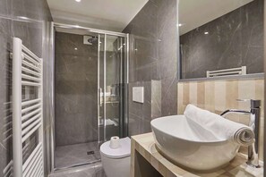 Regadera, secadora de cabello, toallas, jabón 