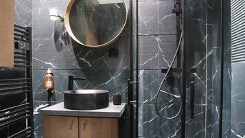 Suihku, hiustenkuivaaja, pyyhkeet