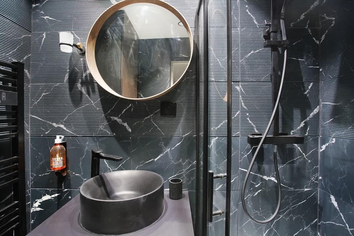 Shower, hair dryer, towels, shampoo