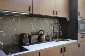 Fridge, microwave, stovetop, coffee/tea maker - Sublim New apartment Center of Paris (Paris)