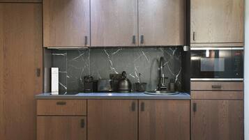 Réfrigérateur, micro-ondes, plaque de cuisson, cafetière/bouilloire