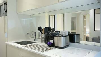 Fridge, microwave, stovetop, dishwasher