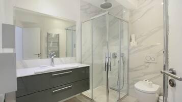 Dusche, Haartrockner, Handtücher, Shampoo