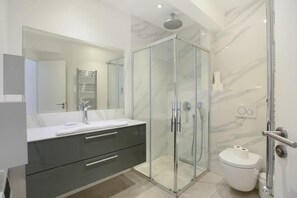 Dusj, hårføner, håndklær og sjampo