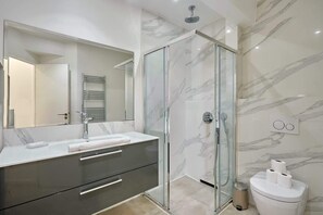 Ducha, secador de pelo, toallas y champú