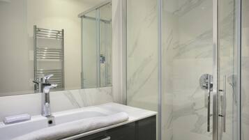 Doccia, asciugacapelli, asciugamani, sapone