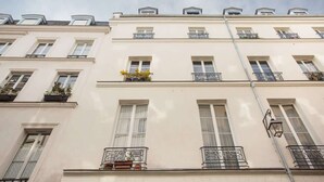 A multi-story building with balconies, large windows, and a flat roof. - Cosy & new apartment Le Marais/Place des Vosges (Paris)
