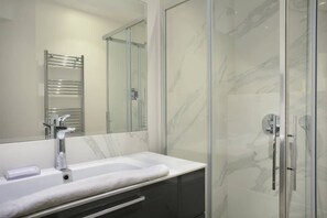 Dusche, Haartrockner, Handtücher, Shampoo