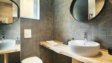 Een douche, een haardroger, handdoeken, zeep