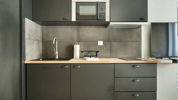 Réfrigérateur, micro-ondes, plaque de cuisson, cafetière/bouilloire