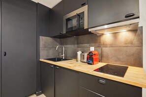 Fridge, microwave, stovetop, coffee/tea maker