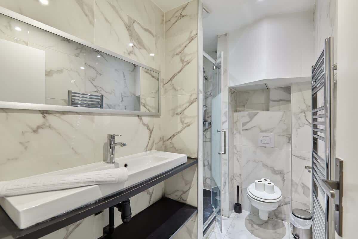 Douche, sèche-cheveux, serviettes fournies, savon