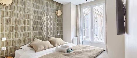 2 habitaciones, tabla de planchar con plancha y cuna de viaje