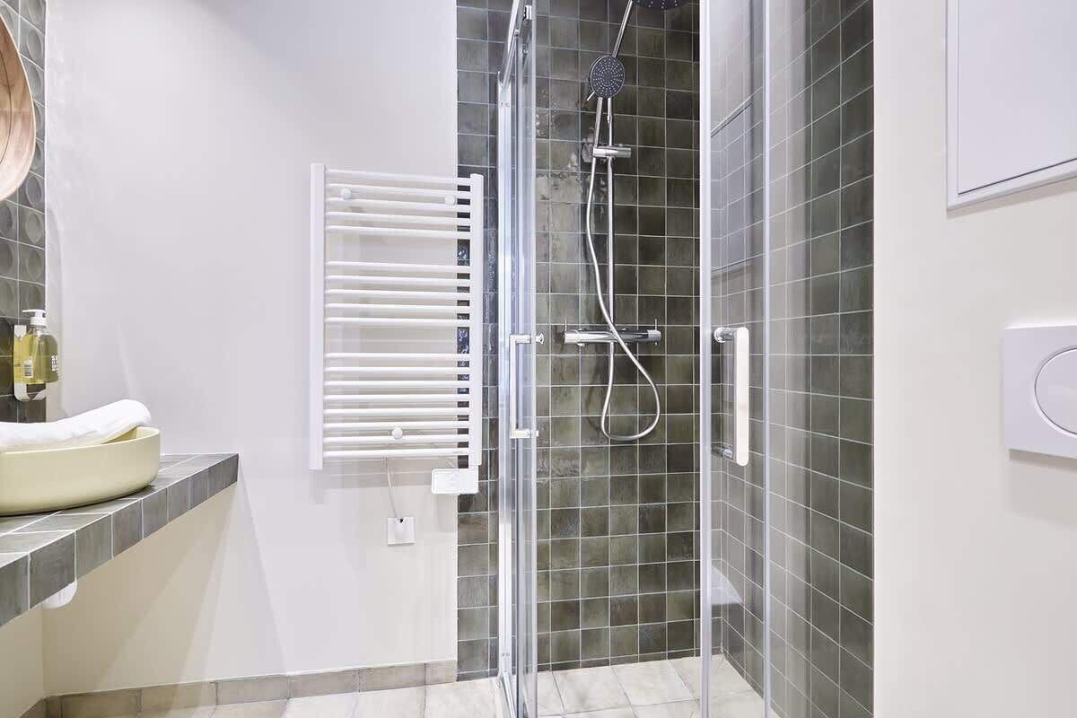 Douche, sèche-cheveux, serviettes fournies, shampoing