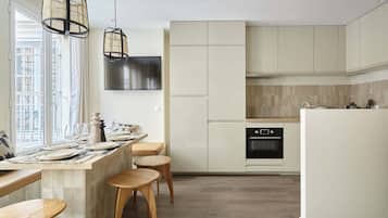 Fridge, microwave, stovetop, dishwasher